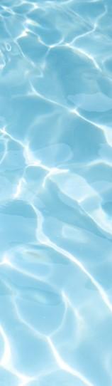 Superficie di acqua azzurra con riflessi di luce, simile a una piscina.