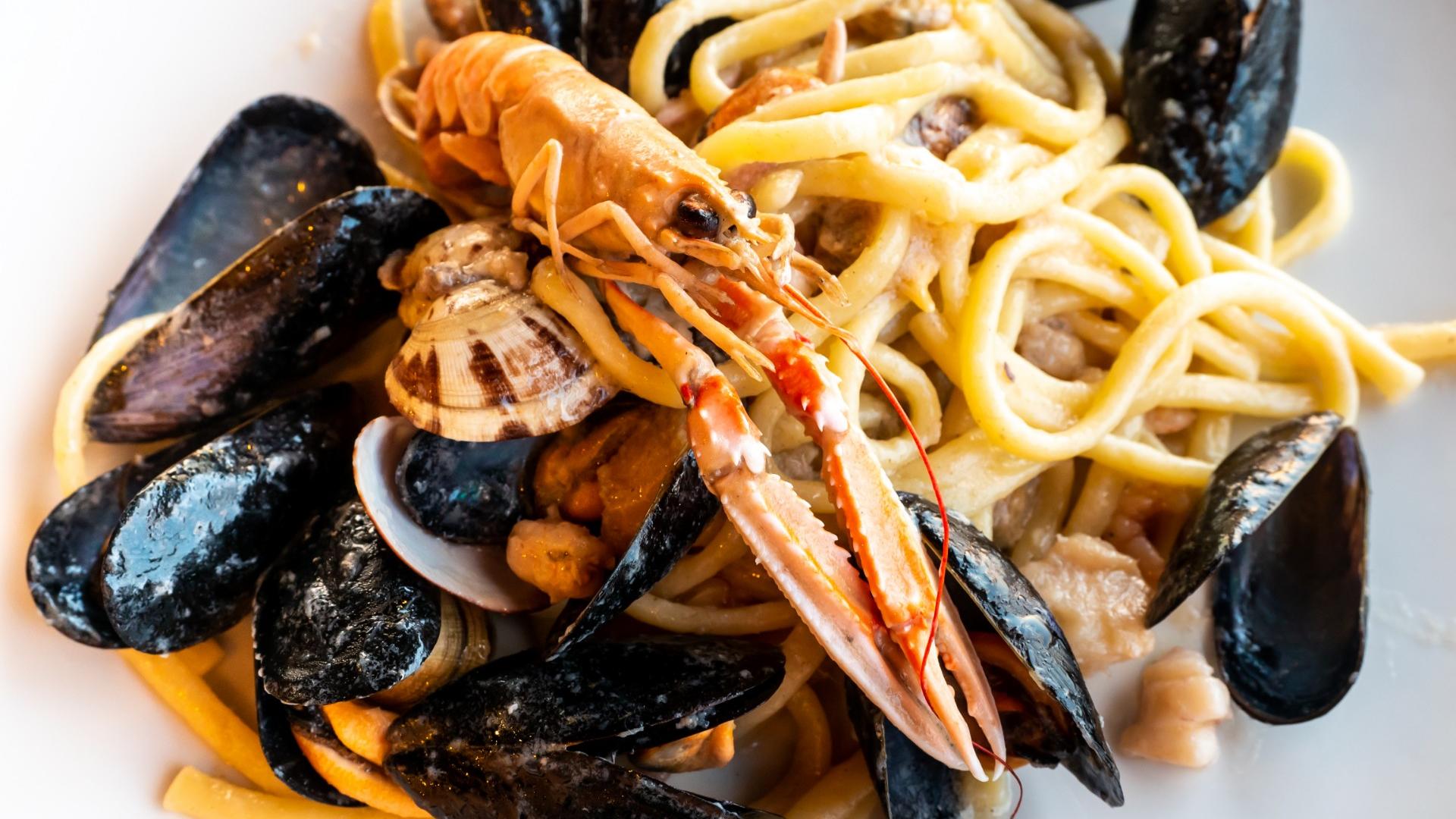 Pasta ai frutti di mare con cozze, vongole e scampi.