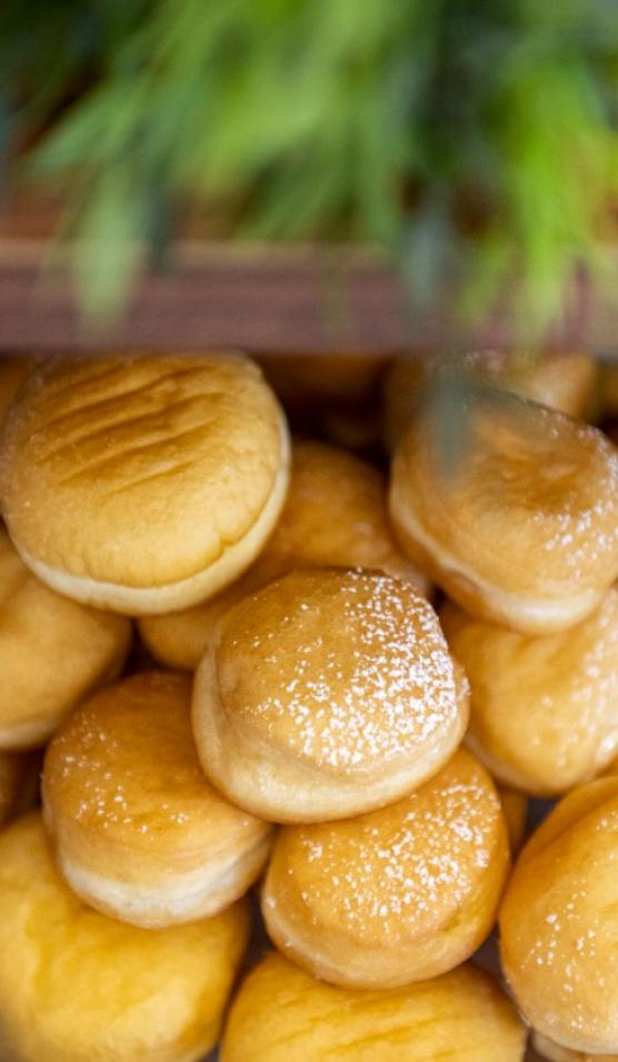 Soffici bomboloni con zucchero a velo, pronti da gustare.