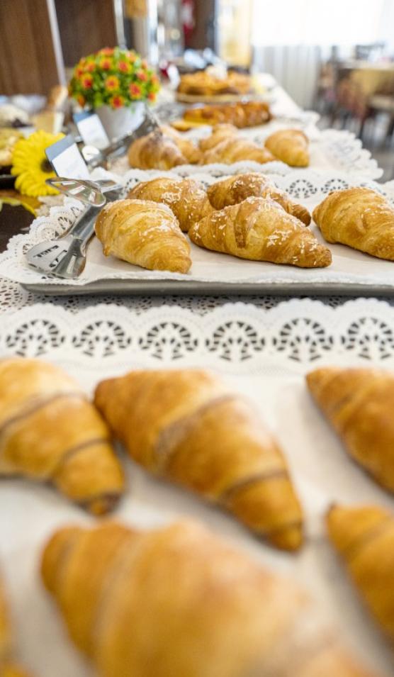 Una tavola imbandita di croissant freschi su tovagliette eleganti.